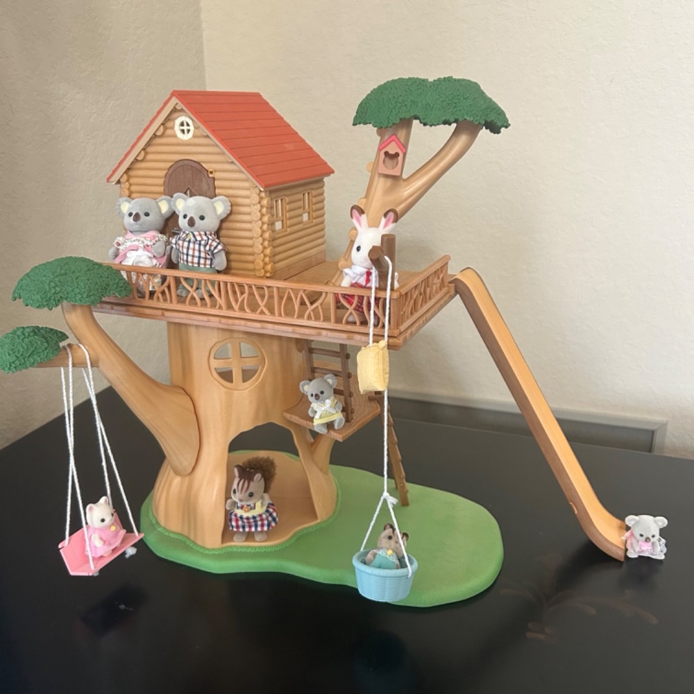 Calico Critter Family Epoch Lively Tree with Family - Picture 7 of 12